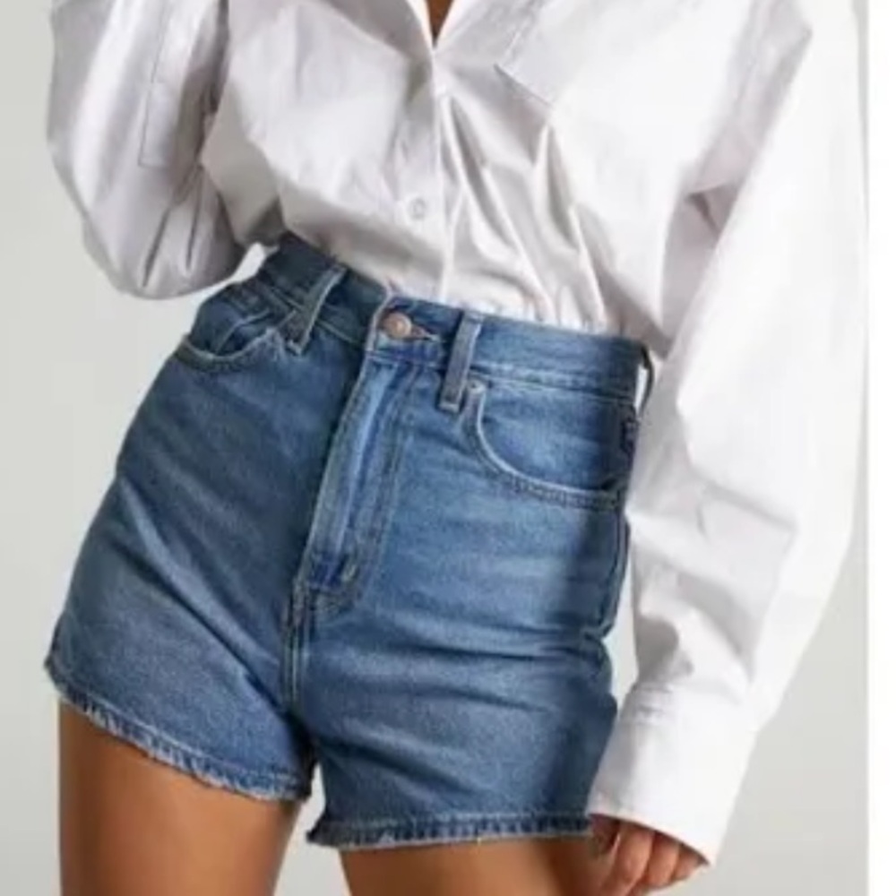 Levi’s High Loose Women’s Jeans Shorts in Medium Wash in size 28